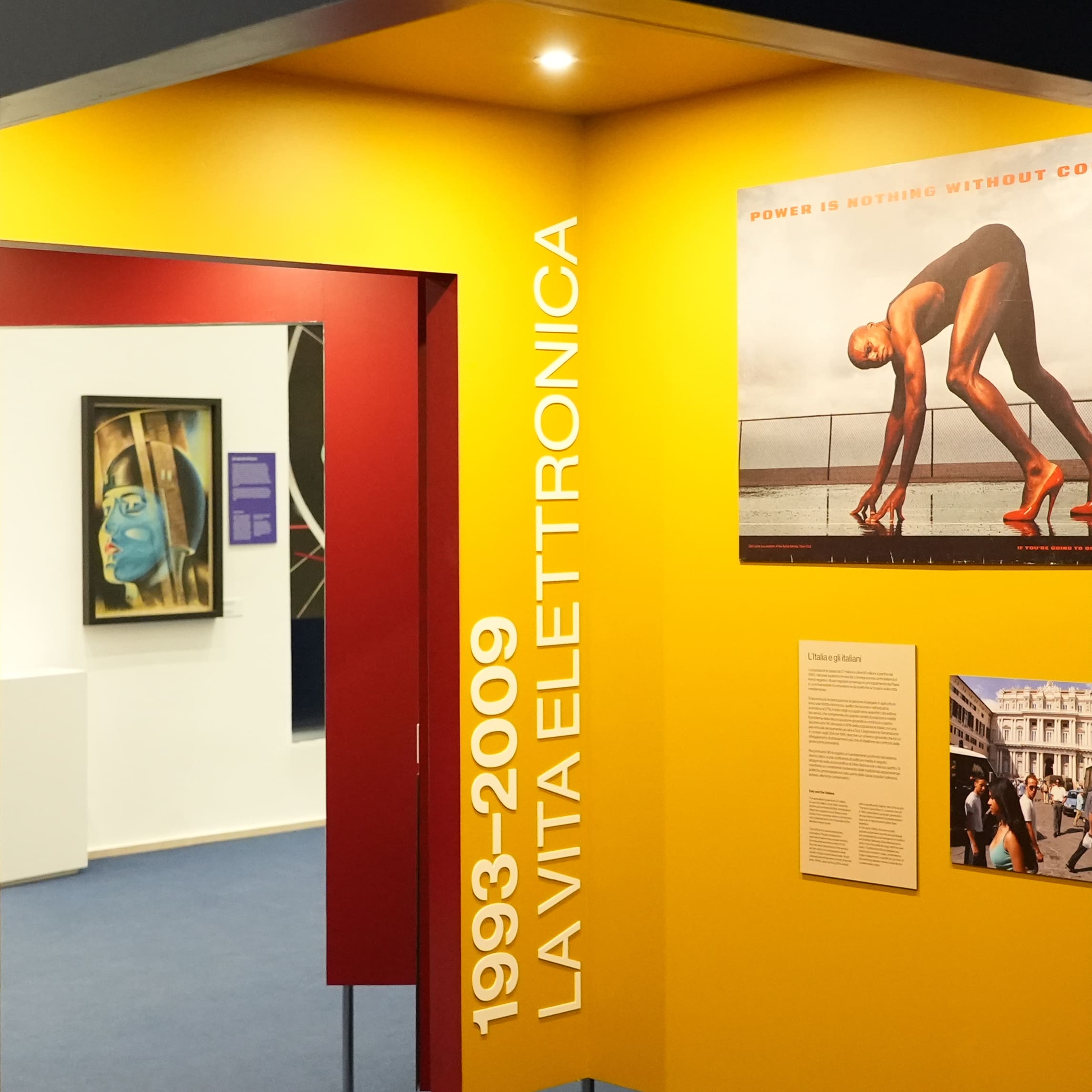 Sala espositiva della mostra dei 100 anni di RAI Pubblicità alla Triennale di Milano