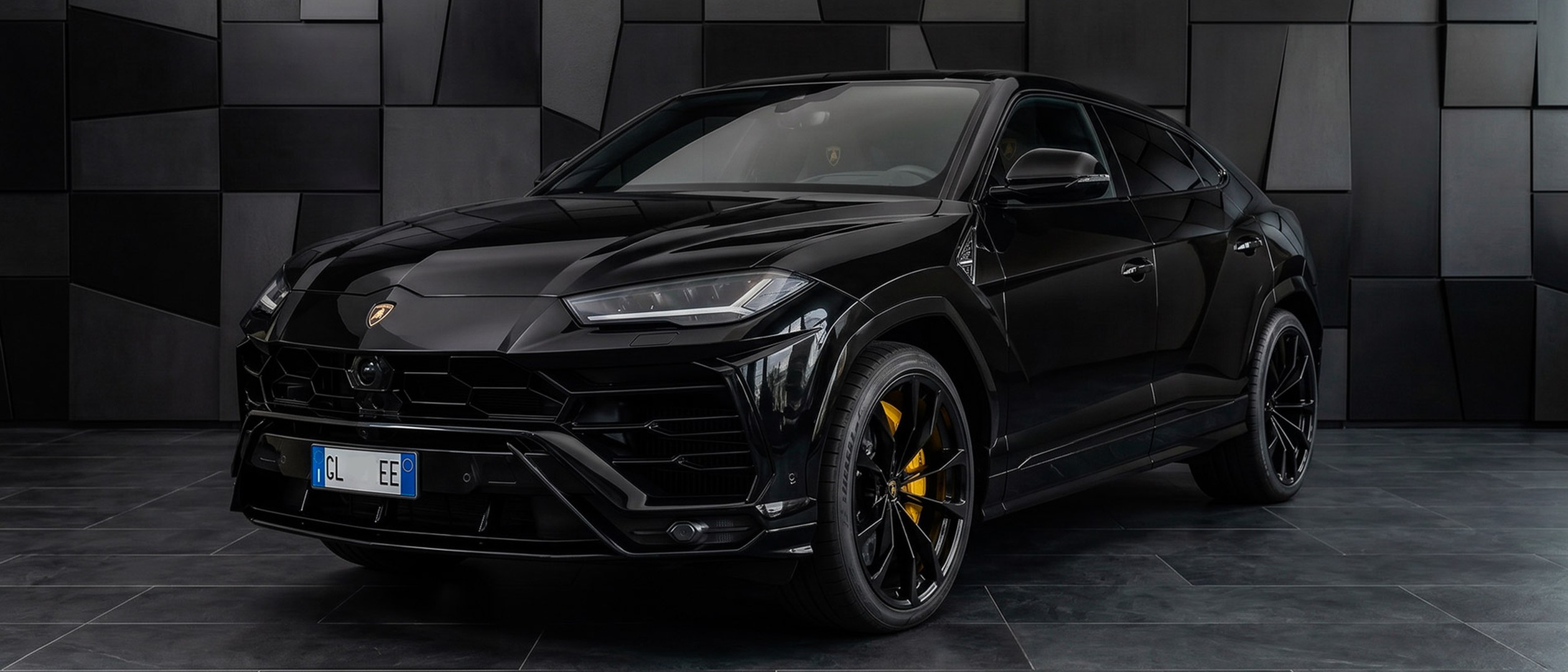 Lamborghini Urus S per il noleggio di auto di lusso, immagine generata con AI a partire da fotografie in piazzale