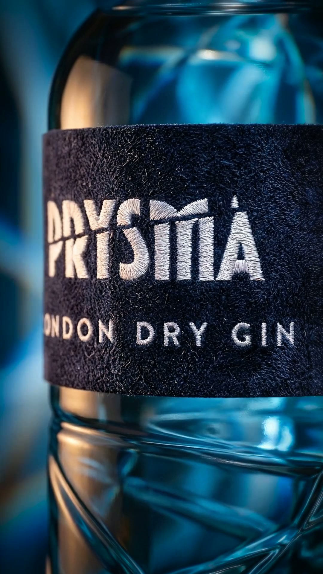 Dettaglio dell'etichetta in velluto di Prysma London Dry Gin