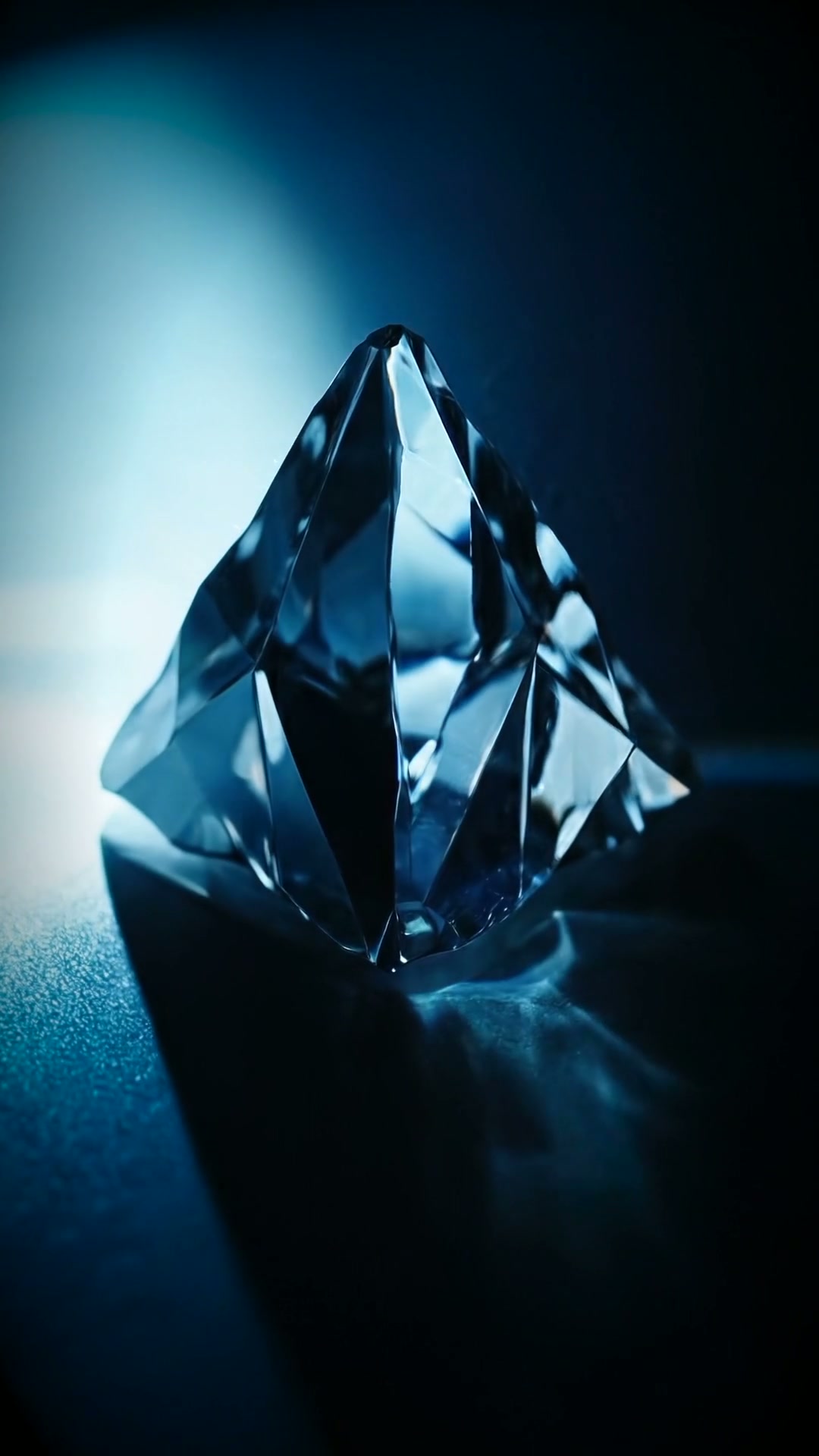 Cristallo che rifrange la luce nell'apertura dello spot Prysma