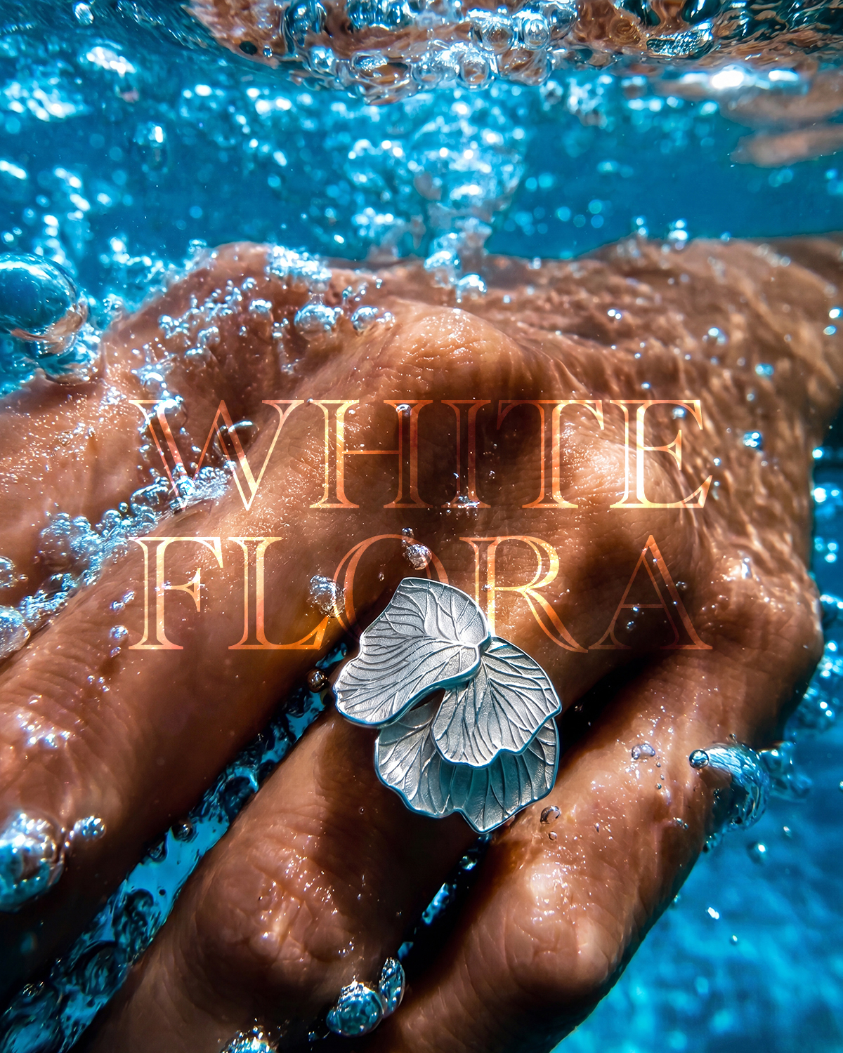 Anello White Flora in titanio Prynce fotografato su una mano sott'acqua